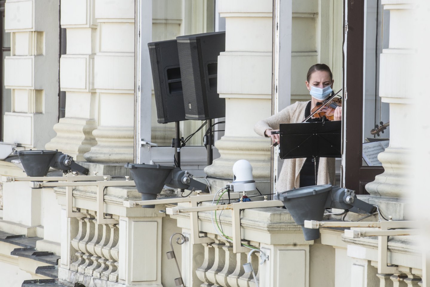 Vilniaus kvartetas muzikavo Filharmonijos balkone.<br> D.Matvejevo nuotr.