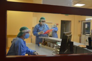 3 jaunų gydytojų COVID-19 protrūkis Marijampolėje neišgąsdino: priėmė gyvybiškai svarbų sprendimą