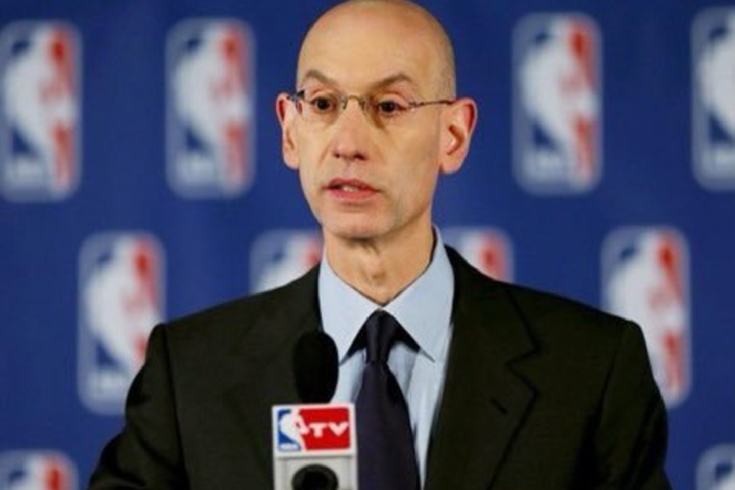 NBA komisaras Adamas Silveris sprendimą turi priimti birželį.