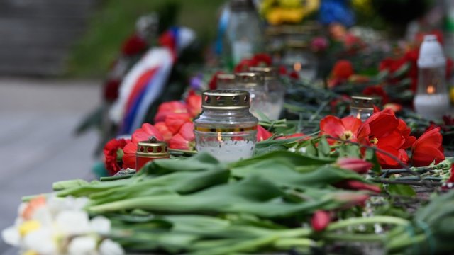 Gegužės 9-oji Antakalnio kapinėse: nešini raudonais gvazdikais atidavė pagarbą mirusiems giminaičiams