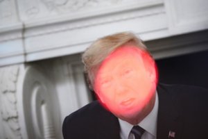 JAV širsta: kaltina Kiniją ir Rusiją platinant sąmokslo teorijas, kad COVID-19 sukūrė amerikiečiai