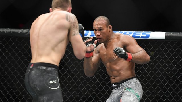 Likus mažiau nei parai iki „UFC“ turnyro paaiškėjo, kad koronavirusu užsikrėtė Brazilijos kovotojas