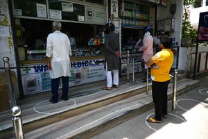 Indijoje mirtinai apsinuodijo vaistininkas, siekęs atrasti vaistus nuo koronaviruso