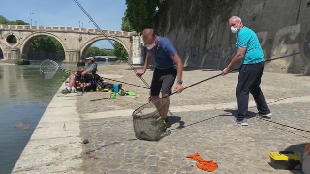Italijoje iš lėto pradeda virti gyvenimas: upių krantus nusėdo žvejai, žmonės grįžta į darbus