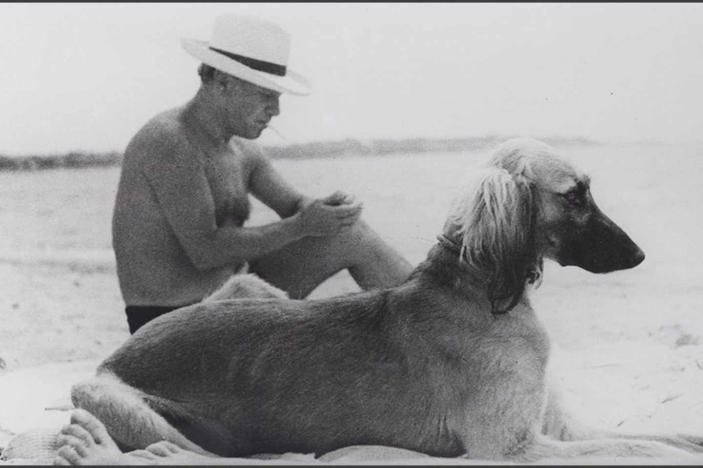 Dailininkas P.Picasso su savo šuniu. 1934 m.<br> M.Ray nuotr.