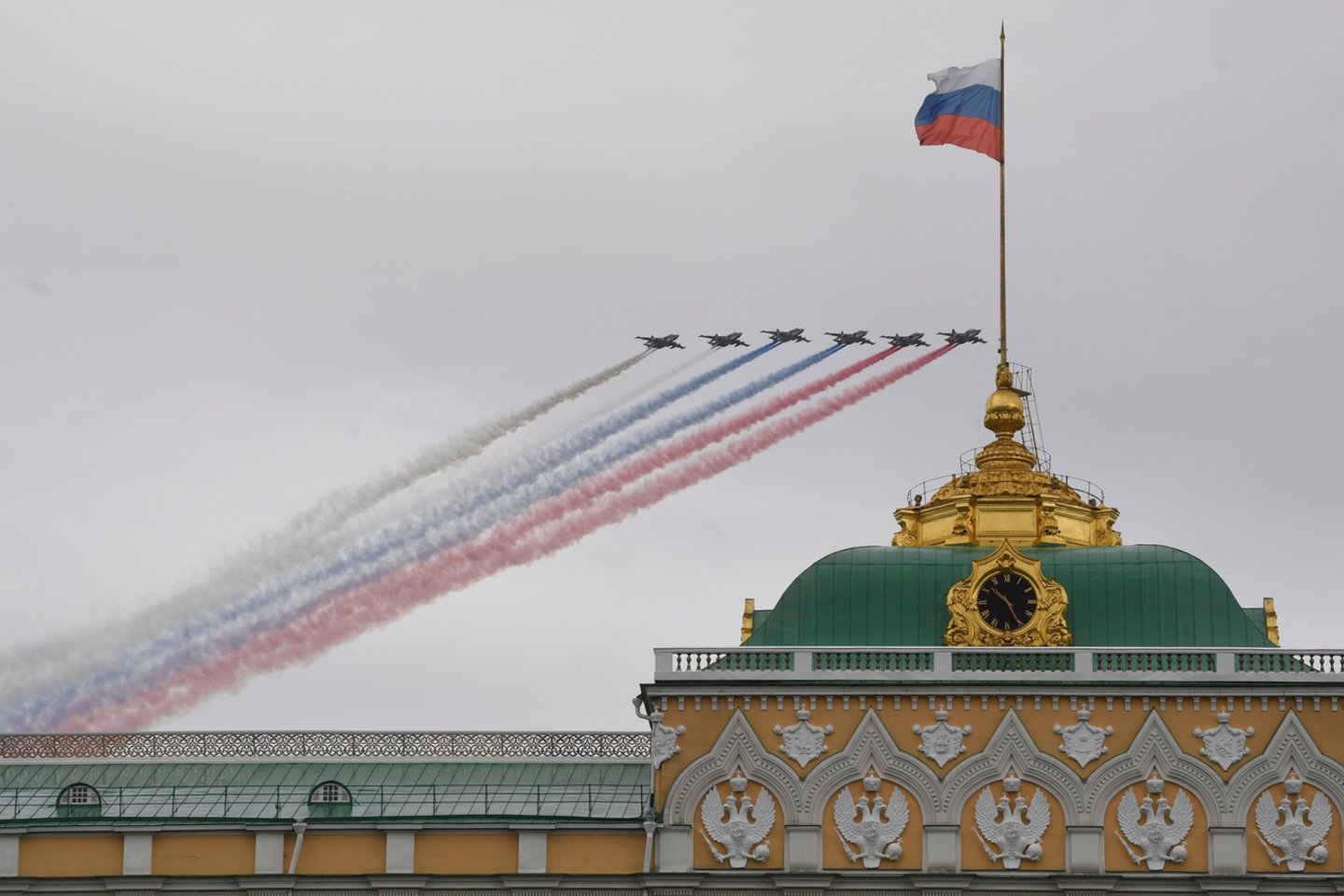 Rusijos užsienio reikalų ministerija sekmadienį pasmerkė JAV pastangas „iškraipyti“ pergalės prieš nacizmą istoriją.  <br>AFP/Scanpix nuotr.