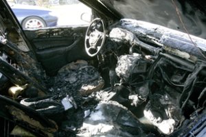 Utenoje bandyta sudeginti automobilį BMW