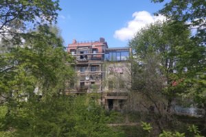 Madingo sostinės rajono daugiabučio gyventojai šokiruoti: name bėga vanduo, pelėsis, nėra elektros