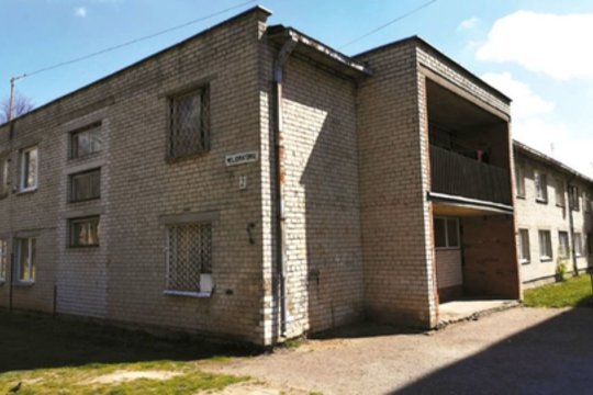 Siaučiant pandemijai, Kėdainiuose esančio bendrabučio gyventojai prausiasi, kur papuola 