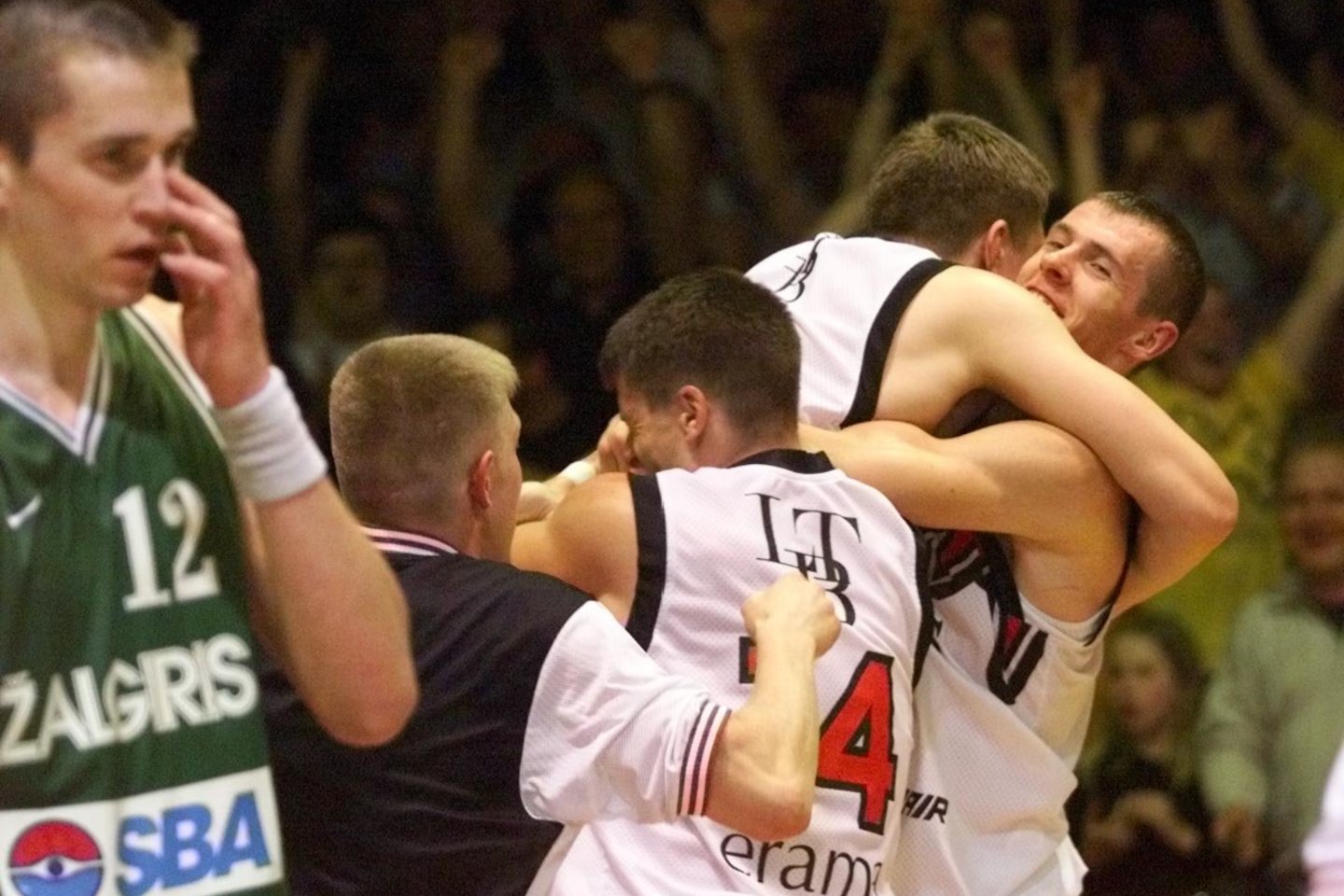 „We are the champions!“ – „Mes čempionai!“ – šios dainos žodžių ir nuotaikos 2000-ųjų gegužės 11-osios vakarą buvo sklidina Vilniaus „Lietuvos ryto“ krepšinio arena.<br>Dienraščio "Lietuvos rytas" archyvo nuotr.