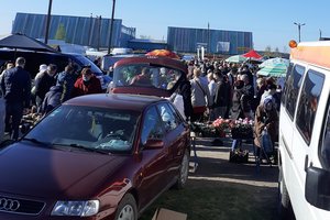 Vaizdelis turguje papiktino moterį: „Visi renginiai uždrausti, o kas čia vyksta?“