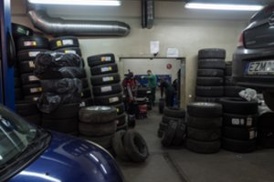 Lauke kaitina ir 20 laipsnių karštis, bet lietuviai važinėja su žieminėmis padangomis: nėra ko skubėti