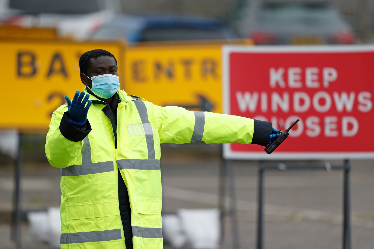 ​Jungtinės Karalystės vyriausybė pirmadienį paskelbė „atsargų veiksmų planą“, kaip švelninti prieš septynias savaites dėl koronaviruso įvestą karantiną Anglijoje, kuriame viena svarbiausių rekomendacijų gyventojams – dėvėti apsaugines veido kaukes.<br>AFP/Scanpix nuotr.