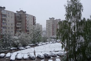 Kelininkai vėl praneša apie slidžius ruožus – šlapdriba kai kur padengė kelius šlapiu sniegu