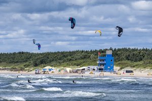 Palangos verslininkai iki pirmadienio neiškentėjo – pajūris jau savaitgalį ūžė nuo atvykusių poilsiautojų
