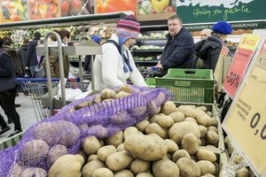 Dalis prekybos tinklų paskelbė apie mažinamas prekių kainas