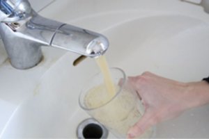 Iš krano bėga rusvas ar obuolių sulčių spalvos vanduo – kada verta sunerimti