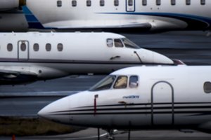 Siūlo lengvinti skrydžių tvarką – nebereikėtų ministrų leidimų