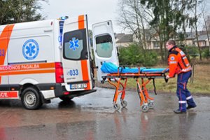 Traumą per avariją patyrusiam ir aplinkoje nesiorientuojančiam vyrui medikai liepė išeiti namo