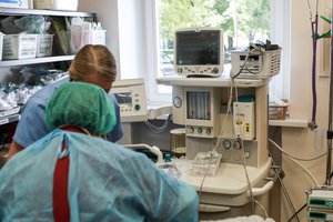 Į ligoninę – tik išsityrus dėl koronaviruso: paaiškino, kaip bus teikiamos paslaugos Santaros klinikose