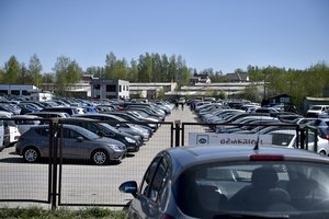 Įspūdingiau nei veiksmo filme: iš stovėjimo aikštelės pavogė beveik 100 automobilių