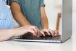 Tyrimas: nuotolinis mokslas pakoregavo 85 proc. tėvų dienotvarkes