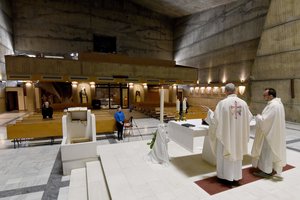 Juodkalnijoje sulaikyti aštuoni kunigai: įtaria, kad nesilaikė karantino