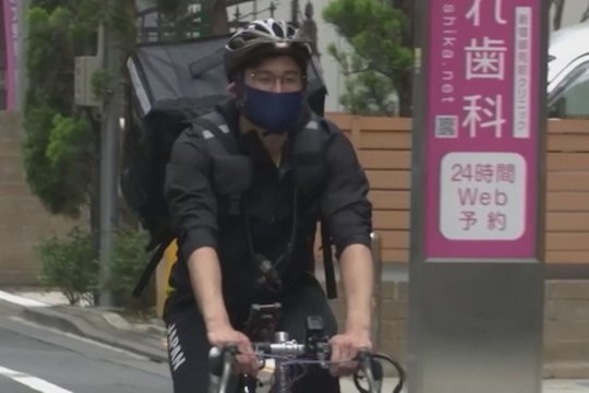 Olimpinių žaidinių čempionas dienas leidžia vežiodamas maistą