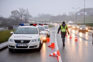 Pavojingai keliu manevravusi ir sustabdyta „Opel Zafira“ vairuotoja įpūtė net 3 promiles