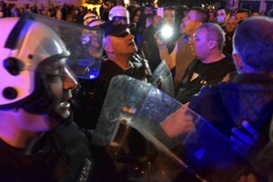 Juodkalnijoje per protestus dėl sulaikytų dvasininkų nukentėjo keli policininkai