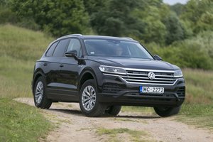 Mažėjant automobilių pardavimams, „Volkswagen“ vėl stabdo dalį gamybos