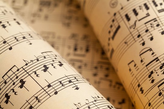 1050 m. mirė italų muzikologas Guido d’Arezzo (Gvidas Arecietis; apie 58 m.). Reformavo natų rašybą, pradėjo naudoti keturių linijų sistemą. Jo sukurta muzikos garsų užrašymo sistema Vakarų Europos bažnytinės muzikos praktikoje vartojama iki šiol.<br>123rf nuotr.
