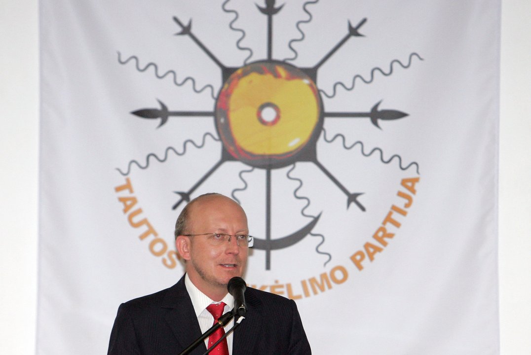 2008 m. gausus pramogų pasaulio įžymybių būrys įkūrė Tautos prisikėlimo partiją, kurios pirmininku išrinktas televizijos laidų vedėjas Arūnas Valinskas.<br>T.Bauro nuotr.