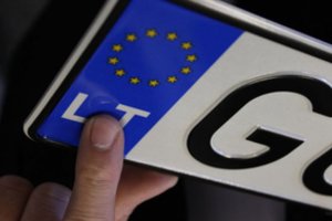 Pavogęs svetimus automobilio numerius, vairuotojas nusprendė nemokamai užsipilti degalų