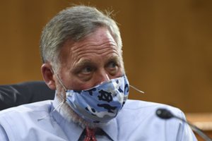 FTB paėmė įtakingo JAV senatoriaus, įtariamo nesąžininga akcijų prekyba, telefoną