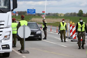 Į Lietuvą per atidarytą sieną plūstelėjo latvių banga, lietuviai – vangesni