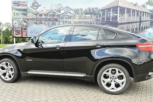Kaimynų ginčas dėl loterijoje išlošto prabangaus BMW X6 tebeverda: taškas nepadėtas ir po 5 metų