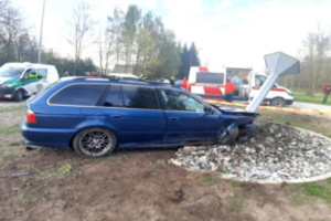 Galingu BMW lėkęs jaunuolis dekoracijos neįveikė: apsaugojo nuo didesnės nelaimės