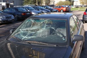 Linksmybės daužant automobilių langus baigėsi liūdnai: vyras užsidirbo dar vieną teistumą