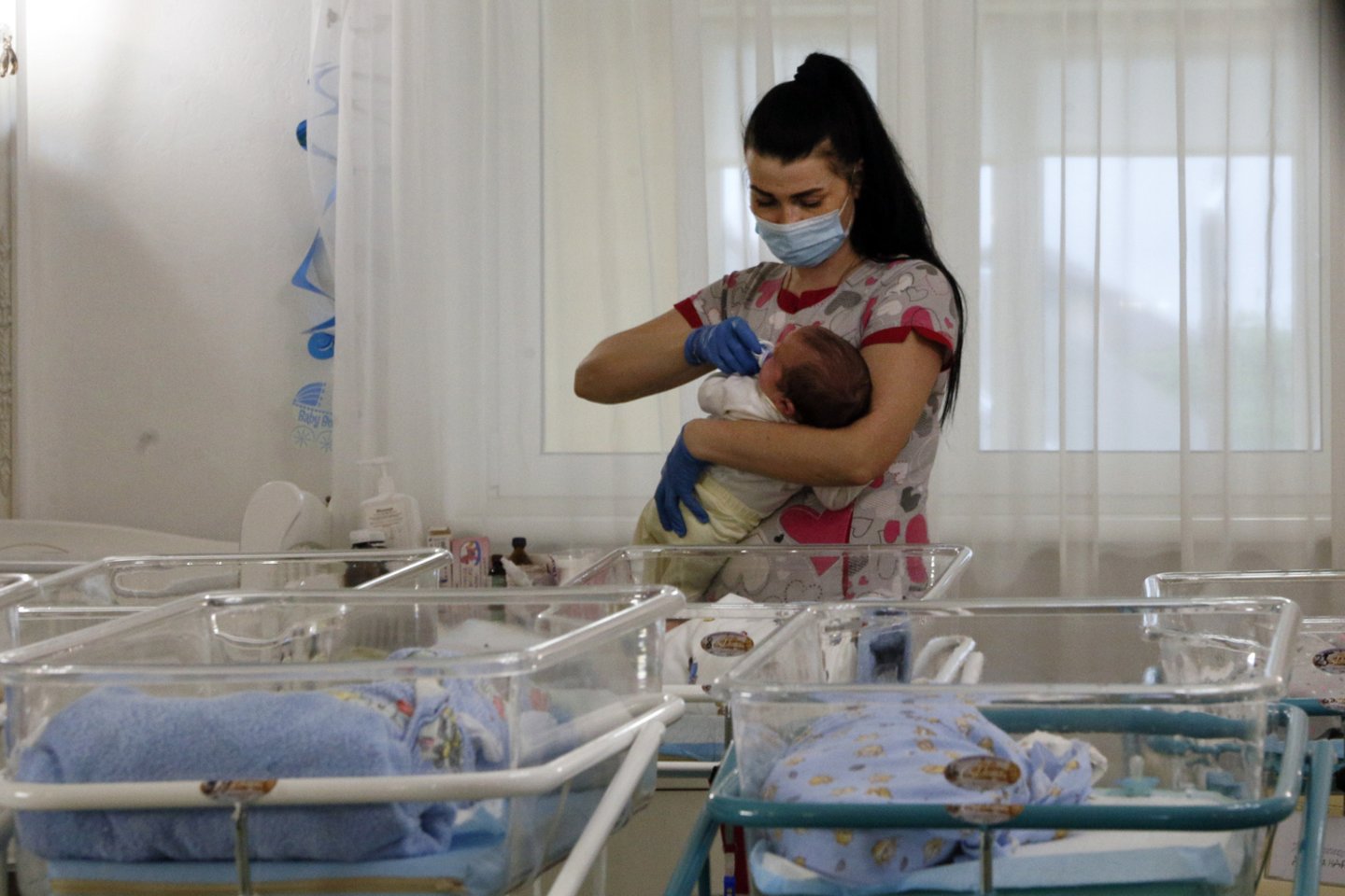  ​Kelionių draudimai užkirto kelią užsieniečiams atvykti į Ukrainą ir pasiimti kūdikius, kuriuos jiems pagimdė surogatinės motinos. Baiminamasi, kad karantino pratęsimai šią krizę gali tik dar labiau pagilinti.<br> AP/Scanpix nuotr.