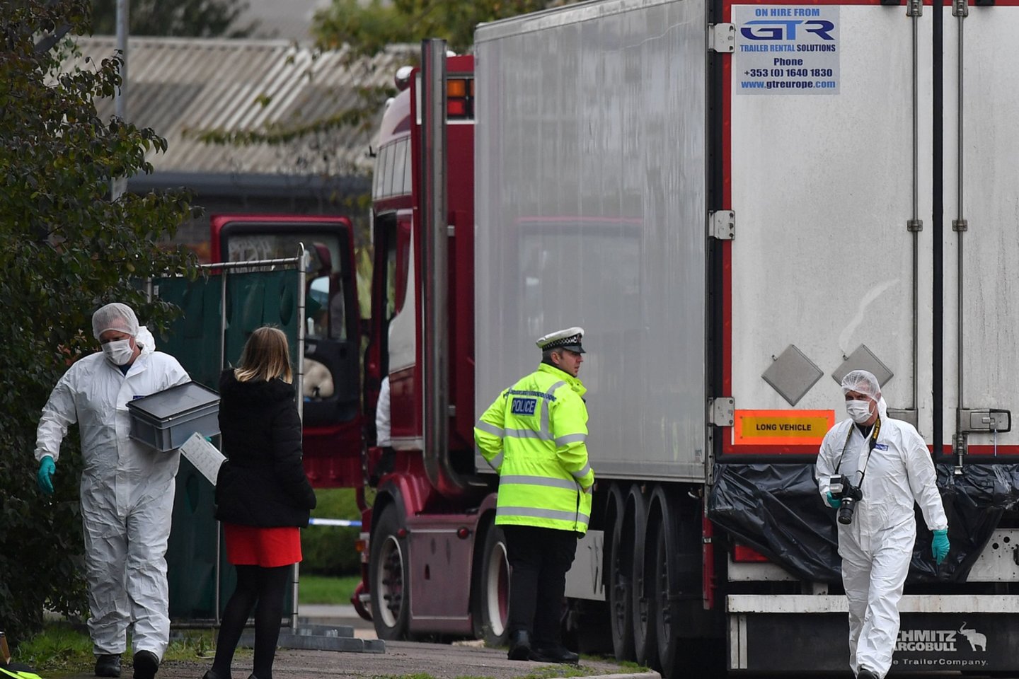  Vyras, kuriam gresia ekstradicija į Britaniją dėl 39 vietnamiečių migrantų mirties vilkiko priekaboje pernai, „organizavo“ vairuotojus žmonių kontrabandos operacijai, penktadienį išgirdo Airijos teismas.<br> AFP/Scanpix nuotr.