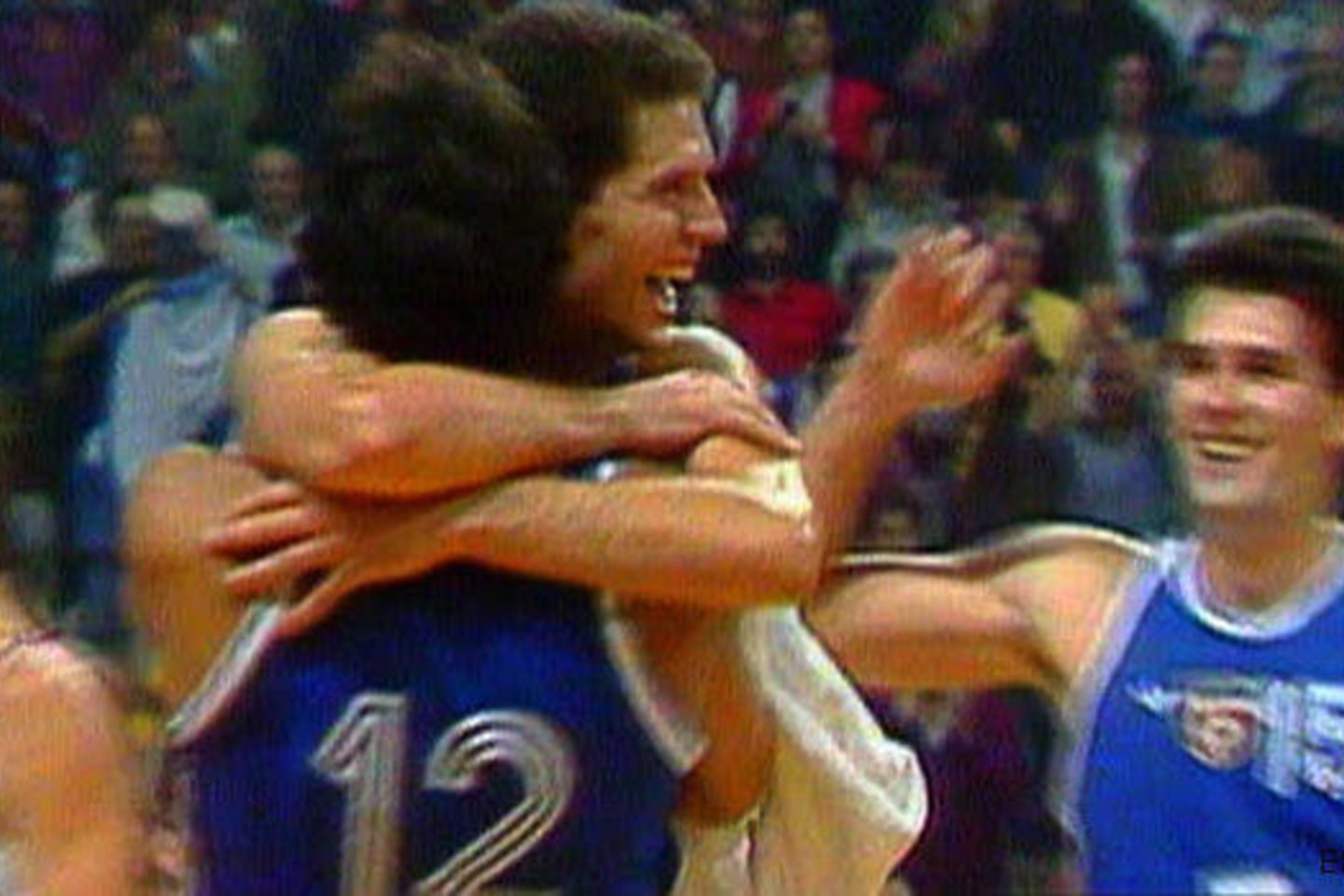  Karo aukomis tapę krepšininkai: V. Divaco ir D. Petrovičiaus draugystę nutraukė pergalės džiaugsmas.<br> Youtube stop kadras.