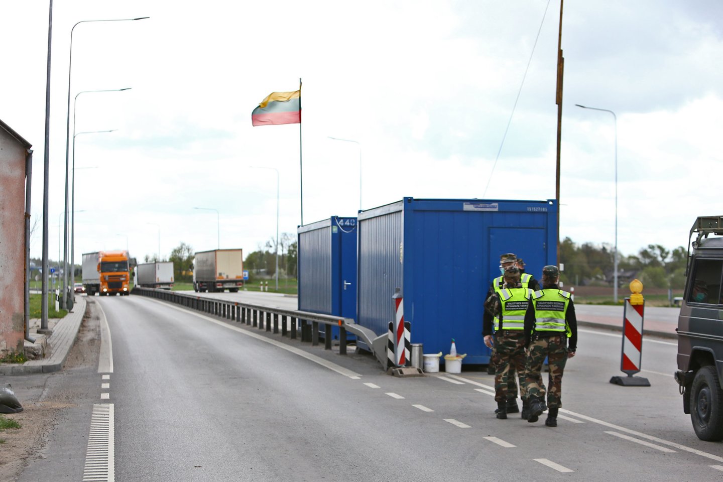  Penktadienį Lietuva atvėrė sieną su Latvija - Baltijos šalių erdvėje keliauti galima be apribojimų. <br> G.Šiupario nuotr.