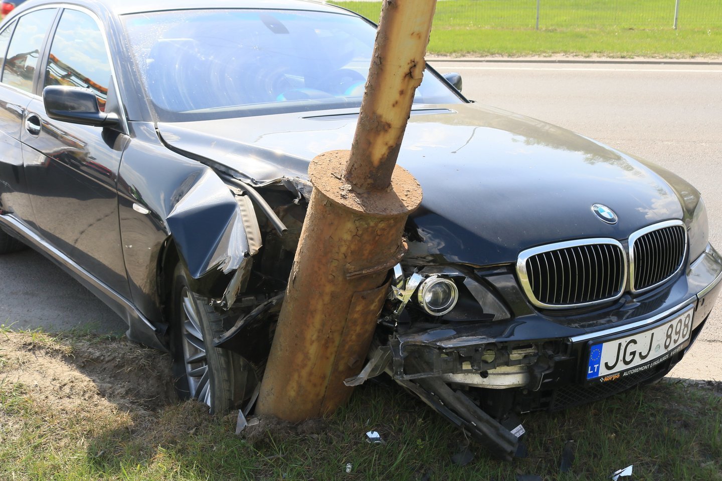  BMW šeštadienį Daugailiuose (Utenos r.) taranavo stulpą. <br> A.Vaitkevičiaus asociatyvioji nuotr.
