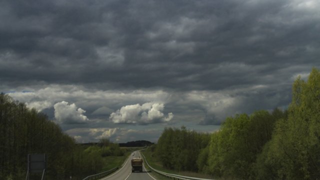 Gerų orų pasiilgusiems lietuviams teks pakentėti: laukia lietaus debesys ir vėjas