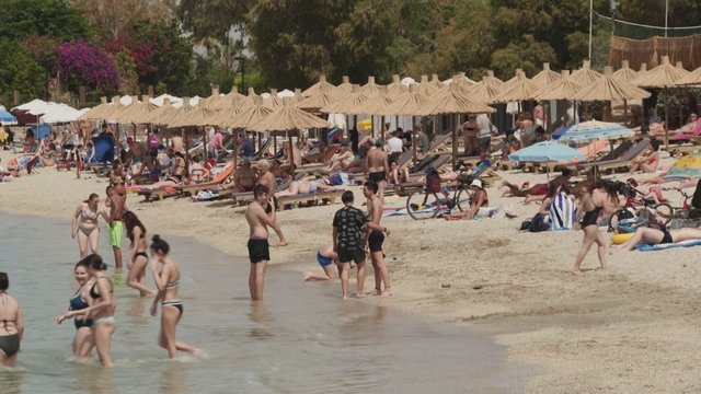 Palengvintos karantino sąlygos ir karštis suviliojo graikus: savaitgalį leidžia prie jūros