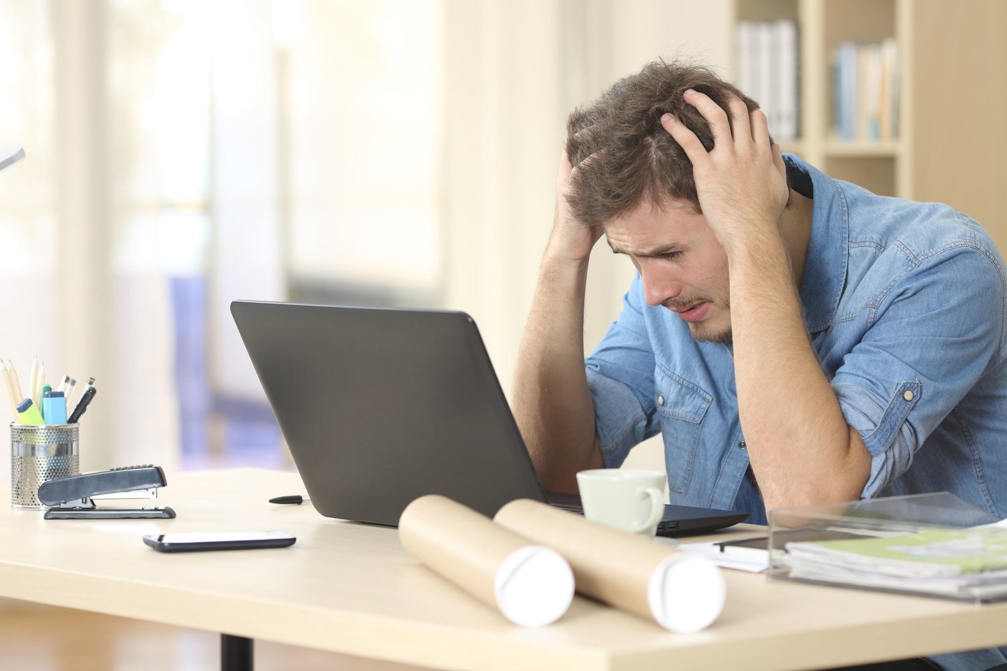 Net iš pažiūros normalūs žmonės feisbuke virsta kažkokiais superžinovais, visa ko ekspertais ir „išskirtiniais“, nes mano turintys ir žinantys kažkokią ypač slaptą ir tikrą informaciją, kuri kitiems neprieinama.<br> 123rf nuotr.