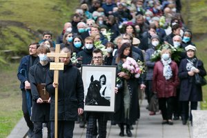 Į amžinojo poilsio vietą Ramunę Kmieliauskaitę palydėjo būrys artimųjų ir draugų