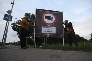 Gyventojai išvydo išsvajotuosius kelio ženklus, tačiau paaiškėjo, kad apsidžiaugė per anksti