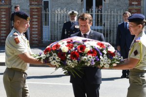 Minėdamas Antrojo pasaulinio karo mūšio metines, E. Macronas pagerbė Ch. de Gaulle'į